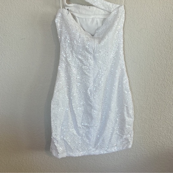 New SUPERDOWN Cicely Mini Dress in White one shoulder - Picture 9 of 9